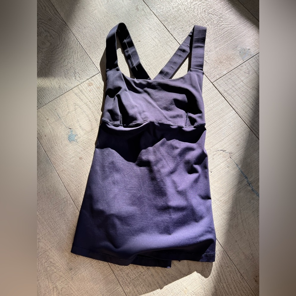 Lululemon tank.